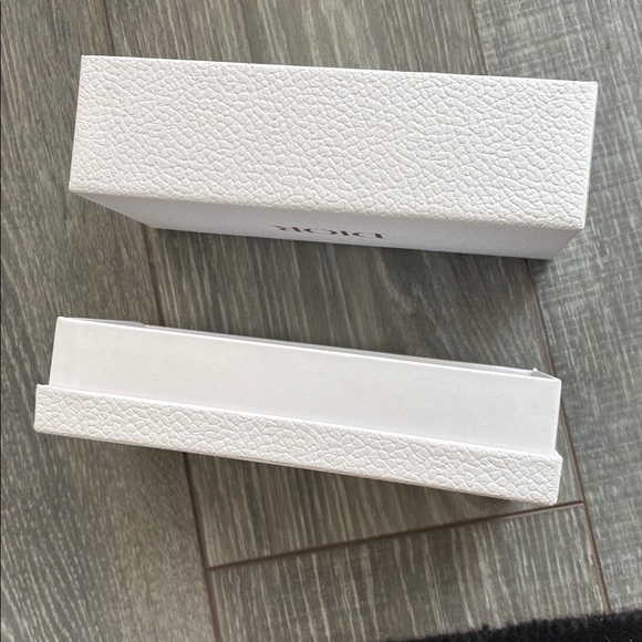 Dior Textured White Box with Gold Logo - Picture 4 of 4